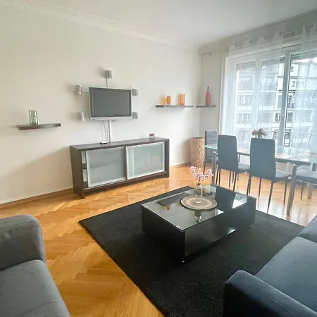 Apartmán 6 Minutes Walking From The Train Station 2 *